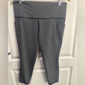019 NWOT ATHLETA capri leggings.  Size large.
